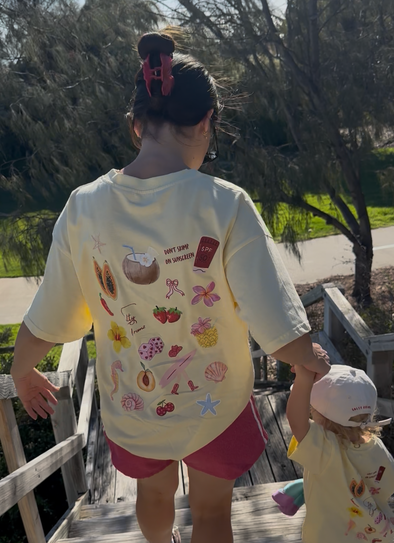 SUNNY STICKER TEE ADULTS